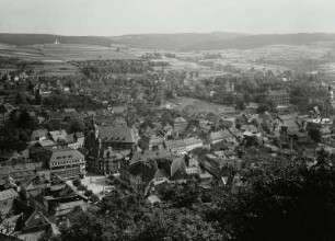 Suhl. Stadtansicht mit Marienkirche, Rathaus und Kreisgericht. Blick vom Ottilienstein nach Süden zum Denkmal für die Gefallenen des 1. Weltkrieges