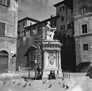 Denkmal für Giovanni delle Bande Nere — Mediciwappen