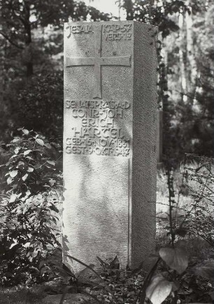 Grabstein für Conrad Johann Erich Härtel : Grabstein für Conrad Johann Erich Härtel. Sandstein (ab 1947; W. Hempel). Dresden