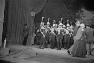 Szenenbilder aus " Ein Polterabend" von W. Bernhardy mit U. Thein als Schusterjunge, Deutsches Theater 30.12.1952