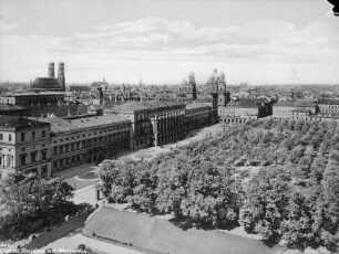 München. Stadtansicht mit Residenz, Hofgarten, Theatinerkirche und Frauenkirche