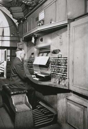 Organist Edel an der Orgel der Barbara-Kirche Danzig