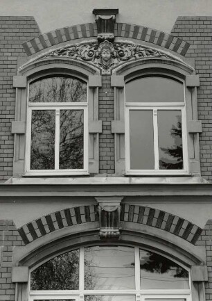 Mügeln, Doppelwohnhaus, Fensterpaar : Mügeln (Kreis Torgau-Oschatz), Doppelwohnhaus, Goethestraße 11/13, um 1900, Fensterpaar, Nummer 11, Obergeschoss