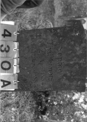 Grabstein 430 (Index: 100107949) Material: roter Sandstein Zustand: gut, Stele scheint auf dem Sockel schräg zu sitzen Maße HxBxT: 86x38x23 cm Beschreibung: Stele, überkragender Giebelabschluß, getreppter Sockel Besonderheit: Kindergrab: Grabstein 430A