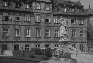 Bamberg: Barockfassade eines Hauses an der unteren Regnitzbrücke