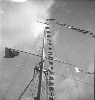 KdF (Kraft durch Freude) - Monte Olivia. Teilansicht der Takelage mit Hakenkreuzfahne und KdF-Banner