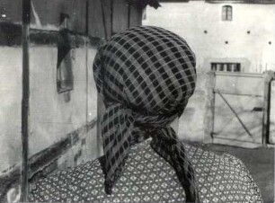 Kopftuch in Radibor : Kleidung - katholische Tracht. Ort: Radwor / Radibor. Im Nacken gebundenes Kopftuch über Trachtenhaube bei Stallarbeiten. Vgl. Lětopis C 11/12 (1968/69).