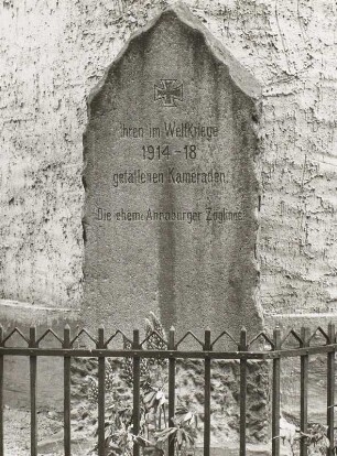 Gedenkstein für die im 1. Weltkrieg gefallenen Zöglinge der Militär-Schule : Gedenkstein für die im 1. Weltkrieg gefallenen Zöglinge der Militär-Schule (nach 1918). Annaburg (Kreis Jessen)
