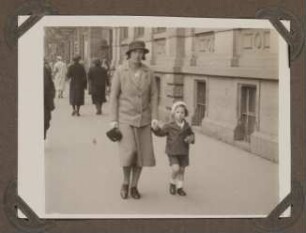 Christiane und Andreas Zimmer auf der Straße im Mai 1933