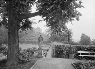 Seußlitz. Schloßgarten mit Heinrichsburg : Diesbar-Seußlitz, Schloßgarten. Terrasse und Blumenparterre mit Jahreszeiten-Skulptur gegen Heinrichsburg