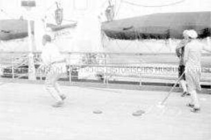 Passagiere an Deck des Hochseepassagierdampfers "Bremen", Bordshuffle spielend