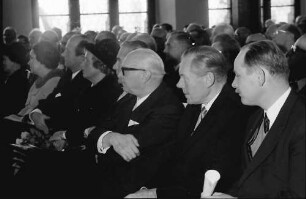 Freiburg: Kaufhaus; Ehrengäste, links; von rechts nach links: Gen. (franz.); Markgraf von Baden; Landesbischof Heidland; Landtagspräsident Gurk