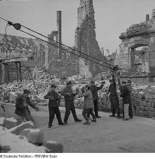 Dresden. Abrißarbeiten an einer Ruine mit Flaschenzug