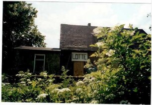 Lütte Empfangsgebäude Anbau Stationsschild