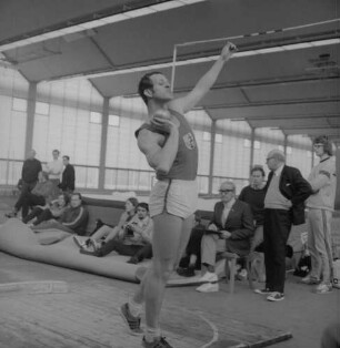 Mainz. Deutscher Leichtathletikverband. Kugelstoßtraining in der Sporthalle. Sportler in Ausgangshaltung