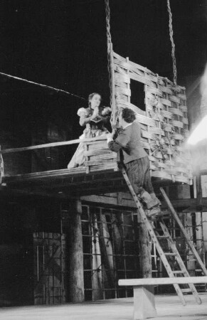 Szenenbilder aus "Falstaff" von G. Verdi mit H. Reinmar, S. Schöner, D. Eustrati, I. Armgart, R. Peters, Komische Oper 1952