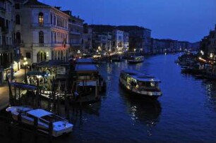 Kanal Grande : Blick auf den Kanal Grande nahe der Rialtobrücke am Abend. Aufgenommen in Venedig am 13. Mai 2009