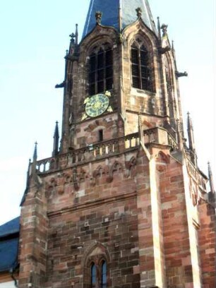 Stiftskirche-Kirchturm (gotisch)-Ansicht von Westen-Obergeschoß mit Balustrade sowie Glockengeschoß mit Werksteinen in Übersicht