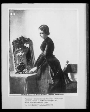 Junge Frau vor einem Spiegel