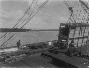 Löschen der Ladung : Seemänner löschen die Ladung eines Schiffes