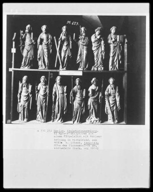 12 Apostelskulpturen aus einem Flügelaltar mit Marienkrönung im Mittelfeld (aus Mölln bei Lübeck)