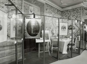 Raumaufnahme (Vogeltapetenzimmer).Ansicht mit gedeckter Tafel