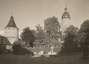 Altenburg (Thüringen). Schloßturm (genannt "Flasche") und Aussichtsturm vom Schloßhof