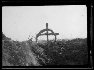 Soldatengrab "Preußengrab" am hinteren Aufwurf des Schützengrabens vor Hardecourt-aux-Bois (Dep. Somme, Frankreich)