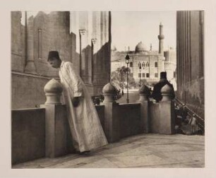Kairo. Mann auf einer Terrasse. Blick zur Moschee En-Nâsir