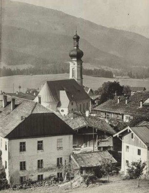 Oberbayern. Blick auf Reit im Winkl mit Pfarrkirche St. Pankratius