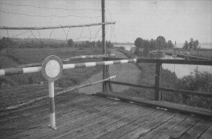 Fährhaus Rothenhusen: Sperre auf der Brücke, seitlich, Westzone