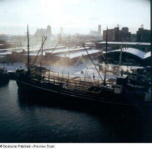 Blick vom Motorschiff Dresden über den Hafen