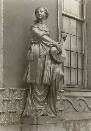Heymüller, Gottlieb: Lautenspielerin. Sandstein, vergoldet. 1755/1756. Potsdam: Park Sanssouci, Chinesisches Teehaus