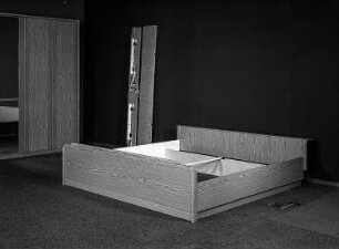 Anbauschrank eines Schlafzimmers und Doppelbett während des Aufbaus (1986; VEB Möbelkombinat Zeulenroda-Triebes (ZEUTRIE))