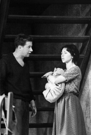 Szenenbilder aus "Die Spieldose" von Georg Kaiser (Regie: Horst Schönemann, Ausstattung: Dieter Berge). Maxim-Gorki-Theater Berlin, 02.06.1961 (Premiere am 06.06.1961) : Mit Albert Hetterle (Pierre Chaudraz), Ruth-Maria Kemper (Noelle), Uwe-Detlev Jessen (Paul Chaudraz) und Heinz Scholz (Parmelin)