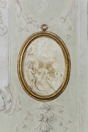 Stuckreliefs mit Puttendarstellungen — Putto mit Schalmei
