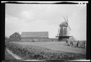 bei Wirballen (=Virbalis, Litauen): landwirtschaftliche Gebäude mit Windmühle ("Windmühle bei Wirballen")