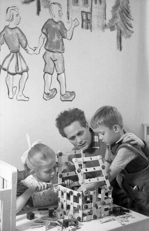 Freiburg: Karl Wittlinger, mit beiden Kindern im Kinderzimmer