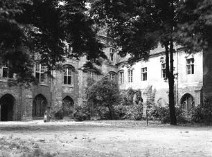 Brandenburg. Dom. Blick über den Domhof nach Südwesten auf den Südarm des Kreuzganges der ehemaligen Ritterakademie (19. Jahrhundert weitgehend verändert)