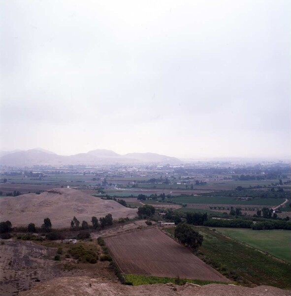 Pachacamac: View from the hill over the archaeological site and plain (2)