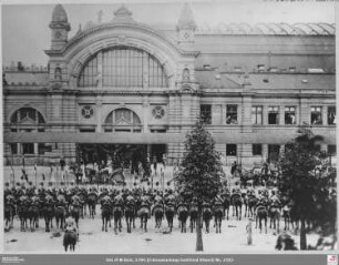 König Victor Emanuel am Bahnhof auf der Fahrt zur Abnahme der letzten Husarenparade