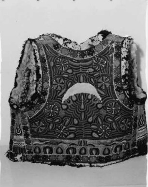 Bukarest: Museum Minovici, Bauernlammfelljacke, aus dem Banat, Rücken
