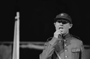 Szenenbilder aus "Hirse für die Achte", altes chinesisches Volksstück mit N. Christian, R. Schelcher, H. Schubert, L. M. Weber, J. Kamper, F. Düren, F. Gnaß, Berliner Ensemble, 1954