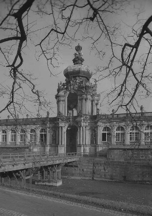 Dresden. Zwinger, Kronentor mit Langgalerien und Graben