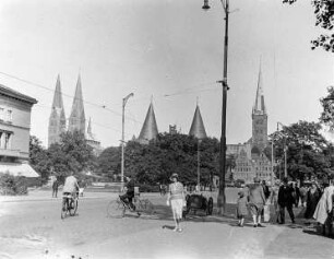 Holstentorplatz : Lübeck, Holstentorplatz. Blick nach St. Marien und St. Petri und Holstentor