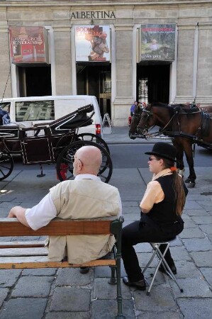 Fiaker-Kutscher : Zwei Fiaker-Kutscher warten vor der Albertina auf Fahrgäste. Aufgenommen in Wien am 3. September 2009. Foto Uwe Gerig