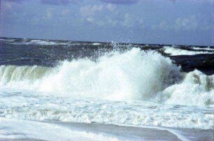 Westerland: Wellen mit Brandung