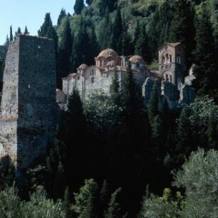 Mystras (Mistra). Turm der mittelalterlichen Stadtmauer und die Kirche Panagia Odigitria = Amfiklia, Anfang 14. Jh., mit westlichen Campanile