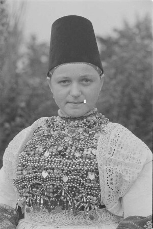 Brautjungfer in Hoyerswerdaer Tracht. : Družka we Wojerowskej drasće.