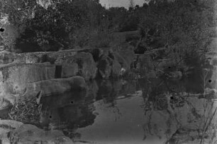 Gneisfelsen : Am Ufer des Mkushi-Flusses aufragende Gneisfelsen.